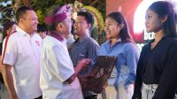 GUBERNUR Bali, Wayan Koster; bersama Bupati Gianyar, I Made Mahayastra, meluncurkan Program Beasiswa Gianyar untuk Program Sarjana dan Beasiswa Lembaga Pelatihan Kerja (LPK). Foto: ist GUBERNUR Bali, Wayan Koster; bersama Bupati Gianyar, I Made Mahayastra, meluncurkan Program Beasiswa Gianyar untuk Program Sarjana dan Beasiswa Lembaga Pelatihan Kerja (LPK). Foto: ist