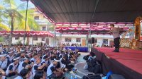 KASAT Binmas Polresta Denpasar, AKP Gede Endrawan, saat menyampaikan materi keselamatan di jalan raya pada murid baru di SMK PGRI 4 Denpasar. Foto: ist KASAT Binmas Polresta Denpasar, AKP Gede Endrawan, saat menyampaikan materi keselamatan di jalan raya pada murid baru di SMK PGRI 4 Denpasar. Foto: ist
