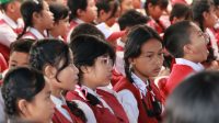 MURID menguap saat mengikuti upacara pembukaan masa pengenalan lingkungan sekolah (MPLS) di SMPN 14 Denpasar Denpasar, Senin (21/7/2025). Hari pertama masuk sekolah tahun ajaran 2025/2026 dimulai serentak untuk mengikuti MPLS serta berinteraksi dengan pihak sekolah dan guru. Foto: tra MURID menguap saat mengikuti upacara pembukaan masa pengenalan lingkungan sekolah (MPLS) di SMPN 14 Denpasar Denpasar, Senin (21/7/2025). Hari pertama masuk sekolah tahun ajaran 2025/2026 dimulai serentak untuk mengikuti MPLS serta berinteraksi dengan pihak sekolah dan guru. Foto: tra