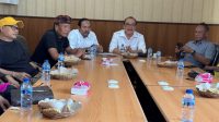 NYOMAN Sugawa Korry (tengah) bersama jajaran pengurus harian DPD Partai Golkar Bali saat menyampaikan pernyataan duka mendalam atas berpulangnya IGM Winuntara, Ketua DPD Partai Golkar Bangli. Foto: ist NYOMAN Sugawa Korry (tengah) bersama jajaran pengurus harian DPD Partai Golkar Bali saat menyampaikan pernyataan duka mendalam atas berpulangnya IGM Winuntara, Ketua DPD Partai Golkar Bangli. Foto: ist
