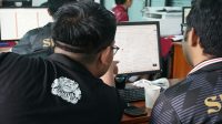 OPERATOR sekolah melakukan verifikasi berkas pendaftaran SPMB SMP negeri jalur domisili yang dimulai Senin (14/7/2025). Foto: tra OPERATOR sekolah melakukan verifikasi berkas pendaftaran SPMB SMP negeri jalur domisili yang dimulai Senin (14/7/2025). Foto: tra