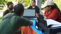 OPERATOR sekolah melakukan verifikasi berkas pendaftaran SPMB SMP negeri jalur domisili yang dimulai Senin (14/7/2025). Foto: tra OPERATOR sekolah melakukan verifikasi berkas pendaftaran SPMB SMP negeri jalur domisili yang dimulai Senin (14/7/2025). Foto: tra