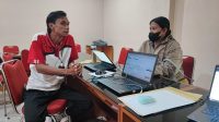 OPERATOR SPMB Disdikpora Denpasar memberi penjelasan kepada masyarakat yang terkendala pendaftaran murid baru SMP negeri jalur prestasi. Foto: tra OPERATOR SPMB Disdikpora Denpasar memberi penjelasan kepada masyarakat yang terkendala pendaftaran murid baru SMP negeri jalur prestasi. Foto: tra