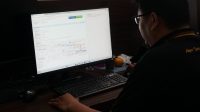 OPERATOR sekolah melakukan verifikasi berkas pendaftaran SPMB SMP negeri jalur domisili pada Selasa (15/7/2025). Foto: tra OPERATOR sekolah melakukan verifikasi berkas pendaftaran SPMB SMP negeri jalur domisili pada Selasa (15/7/2025). Foto: tra