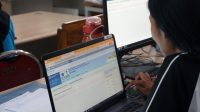 OPERATOR sekolah melakukan verifikasi berkas pendaftaran SPMB SMP negeri jalur domisili pada Rabu (16/7/2025). Foto: tra OPERATOR sekolah melakukan verifikasi berkas pendaftaran SPMB SMP negeri jalur domisili pada Rabu (16/7/2025). Foto: tra