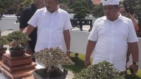 BUPATI Gianyar meninjau pameran bonsai tingkat Asia Pacific (Aspac) di Alun alun Gianyar. Foto: adi BUPATI Gianyar meninjau pameran bonsai tingkat Asia Pacific (Aspac) di Alun alun Gianyar. Foto: adi