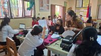 PROSES pendaftaran SD negeri di Kota Denpasar. Disdikpora Kota Denpasar menyatakan seluruh pendaftar baik KK Kota Denpasar maupun KK luar Kota Denpasar diterima di 166 SD negeri di Kota Denpasar. Foto: tra PROSES pendaftaran SD negeri di Kota Denpasar. Disdikpora Kota Denpasar menyatakan seluruh pendaftar baik KK Kota Denpasar maupun KK luar Kota Denpasar diterima di 166 SD negeri di Kota Denpasar. Foto: tra