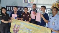 PENGEMBALIAN barang bukti kepada terpidana WNA di Rumah Tahanan Negara (Rutan) Kelas IIB Gianyar. Foto: ist PENGEMBALIAN barang bukti kepada terpidana WNA di Rumah Tahanan Negara (Rutan) Kelas IIB Gianyar. Foto: ist