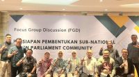 PERWAKILAN DPRD NTB, Akhdiansyah (tiga kiri), bersama sejumlah anggota DPRD di Indonesia saat mengikuti FGD pembentukan Kaukus Parlemen Hijau Daerah. Foto: ist PERWAKILAN DPRD NTB, Akhdiansyah (tiga kiri), bersama sejumlah anggota DPRD di Indonesia saat mengikuti FGD pembentukan Kaukus Parlemen Hijau Daerah. Foto: ist