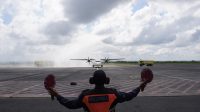 PESAWAT Wings Air dari Labuan Bajo yang mendarat di Bandara Lombok. Foto: ist PESAWAT Wings Air dari Labuan Bajo yang mendarat di Bandara Lombok. Foto: ist
