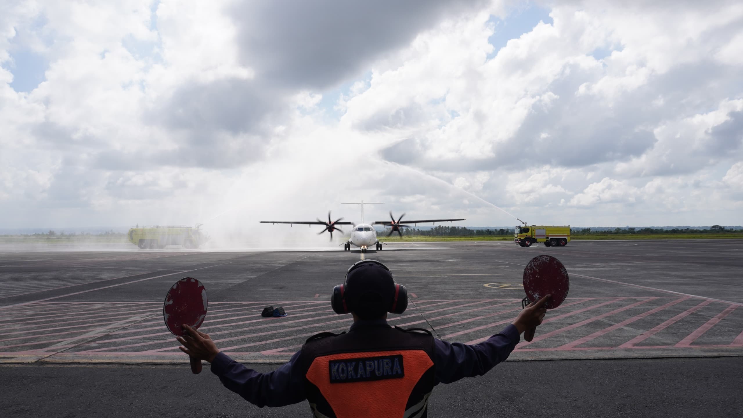 PESAWAT Wings Air dari Labuan Bajo yang mendarat di Bandara Lombok. Foto: ist