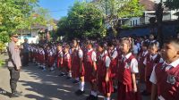 SATBINMAS Polresta Denpasar hadir dalam kegiatan MPLS tahun ajaran 2025/2026 di sejumlah SD dan SMP di Kota Denpasar. Dalam kesempatan itu, polisi menyampaikan beberapa pesan penting kepada para siswa, salah satunya adalah meminta siswa tidak melakukan bullying atau bully. Foto: ist SATBINMAS Polresta Denpasar hadir dalam kegiatan MPLS tahun ajaran 2025/2026 di sejumlah SD dan SMP di Kota Denpasar. Dalam kesempatan itu, polisi menyampaikan beberapa pesan penting kepada para siswa, salah satunya adalah meminta siswa tidak melakukan bullying atau bully. Foto: ist