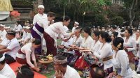 CALON Pegawai Pemerintah dengan Perjanjian Kerja (PPPK) melaksanakan prosesi mejaya-jaya di padmasana kantor Bupati Gianyar, Rabu (9/7/2025) sore. Foto: ist CALON Pegawai Pemerintah dengan Perjanjian Kerja (PPPK) melaksanakan prosesi mejaya-jaya di padmasana kantor Bupati Gianyar, Rabu (9/7/2025) sore. Foto: ist