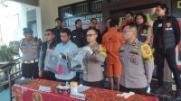 PERISTIWA penusukan di kawasan Jalan Veteran Jalur 11 Lingkungan Padangkerta, Karangasem akhirnya terungkap. Pelaku dibekuk Satreskrim Polres Karangasem tak lama setelah kejadian. Hal tersebut disampaikan Kapolres AKBP Yoseph Edward Purba, dalam rilis media di Polres Karangasem, Selasa (22/7/2025). Foto: ist PERISTIWA penusukan di kawasan Jalan Veteran Jalur 11 Lingkungan Padangkerta, Karangasem akhirnya terungkap. Pelaku dibekuk Satreskrim Polres Karangasem tak lama setelah kejadian. Hal tersebut disampaikan Kapolres AKBP Yoseph Edward Purba, dalam rilis media di Polres Karangasem, Selasa (22/7/2025). Foto: ist