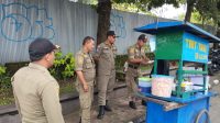 SATPOL PP Gianyar tertibkan pedagang di area fasilitas umum. Foto: ist SATPOL PP Gianyar tertibkan pedagang di area fasilitas umum. Foto: ist