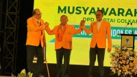 SEKJEN DPP Partai Golkar, Muhamad Sarmuji, menggamit tangan Sugawa Korry (kiri) dan Demer setelah dipanggil untuk naik ke panggung saat Musda XI Partai Golkar Bali, Minggu (13/7/2025). Foto: hen SEKJEN DPP Partai Golkar, Muhamad Sarmuji, menggamit tangan Sugawa Korry (kiri) dan Demer setelah dipanggil untuk naik ke panggung saat Musda XI Partai Golkar Bali, Minggu (13/7/2025). Foto: hen