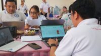 OPERATOR SPMB SMP negeri saat melakukan verifikasi berkas calon pendaftaran murid baru jalur prestasi. Foto: tra OPERATOR SPMB SMP negeri saat melakukan verifikasi berkas calon pendaftaran murid baru jalur prestasi. Foto: tra