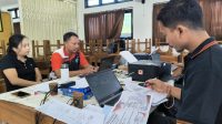 OPERATOR Sistem Penerimaan Murid Baru (SPMB) SMPN 17 Denpasar saat memverifikasi berkas pendaftaran calon murid, Senin (7/7/2025). SPMB SMP negeri hari pertama jalur prestasi berjalan lancar. Foto: tra OPERATOR Sistem Penerimaan Murid Baru (SPMB) SMPN 17 Denpasar saat memverifikasi berkas pendaftaran calon murid, Senin (7/7/2025). SPMB SMP negeri hari pertama jalur prestasi berjalan lancar. Foto: tra