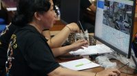 OPERATOR sekolah mengecek titik koordinat rumah calon murid saat melakukan verifikasi berkas pendaftaran SPMB SMP negeri jalur domisili yang dimulai Senin (14/7/2025). Foto: ist OPERATOR sekolah mengecek titik koordinat rumah calon murid saat melakukan verifikasi berkas pendaftaran SPMB SMP negeri jalur domisili yang dimulai Senin (14/7/2025). Foto: ist