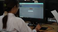 VERIFIKATOR sekolah melakukan proses verifikasi berkas pendaftaran calon murid baru. Foto: ist VERIFIKATOR sekolah melakukan proses verifikasi berkas pendaftaran calon murid baru. Foto: ist