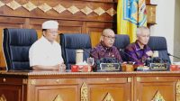 WAKIL Ketua I DPRD Bali, Disel Astawa (tengah), saat memimpin rapat paripurna DPRD Bali yang dihadiri Gubernur Wayan Koster (kiri). Foto: ist WAKIL Ketua I DPRD Bali, Disel Astawa (tengah), saat memimpin rapat paripurna DPRD Bali yang dihadiri Gubernur Wayan Koster (kiri). Foto: ist