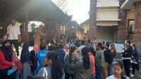 PARA orang tua mendatangi posko informasi SPMB 2025 di Kantor Disdikpora Denpasar. Foto: tra PARA orang tua mendatangi posko informasi SPMB 2025 di Kantor Disdikpora Denpasar. Foto: tra