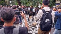 AKSI ribuan mahasiswa yang berlangsung ricuh, berhasil menjebol gerbang selatan DPRD NTB. Foto: ist AKSI ribuan mahasiswa yang berlangsung ricuh, berhasil menjebol gerbang selatan DPRD NTB. Foto: ist