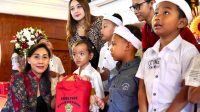 PENYERAHAN sarana penguatan pembelajaran, PMT dan Komik 7 Kebiasaan Anak Indonesia Hebat kepada siswa inklusi. Foto: ist PENYERAHAN sarana penguatan pembelajaran, PMT dan Komik 7 Kebiasaan Anak Indonesia Hebat kepada siswa inklusi. Foto: ist