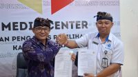 KETUA Bawaslu Gianyar dan Kepala SMK Negeri 1 Sukawati menandatangani Perjanjian Kerja Sama. Foto: ist KETUA Bawaslu Gianyar dan Kepala SMK Negeri 1 Sukawati menandatangani Perjanjian Kerja Sama. Foto: ist