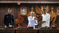 BUPATI I Made Satria memberi dokumen penandatanganan Nota Kesepakatan Bersama KUA APBD Prioritas dan Plafon Anggaran Sementara TA 2026 ke Ketua DPRD Klungkung, Rabu (13/8/2025). Foto: ist BUPATI I Made Satria memberi dokumen penandatanganan Nota Kesepakatan Bersama KUA APBD Prioritas dan Plafon Anggaran Sementara TA 2026 ke Ketua DPRD Klungkung, Rabu (13/8/2025). Foto: ist