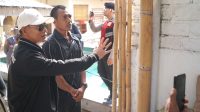 BUPATI Klungkung, I Made Satria, membongkar bangunan tanpa izin di kawasan sempadan Pantai Jungutbatu, Kecamatan Nusa Penida, Sabtu (9/8/2025). Foto: ist BUPATI Klungkung, I Made Satria, membongkar bangunan tanpa izin di kawasan sempadan Pantai Jungutbatu, Kecamatan Nusa Penida, Sabtu (9/8/2025). Foto: ist