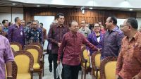 DEWA Made Mahayadnya berjalan di belakang Gubernur Koster saat masuk ruang rapat paripurna, Selasa (12/8/2025). Foto: ist DEWA Made Mahayadnya berjalan di belakang Gubernur Koster saat masuk ruang rapat paripurna, Selasa (12/8/2025). Foto: ist