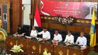 DEWA Mahayadnya mengetokkan palu sebagai tanda pengesahan Raperda Bale Kerta Adhyaksa di Bali rapat paripurna, Kamis (14/8/2025). Foto: hen DEWA Mahayadnya mengetokkan palu sebagai tanda pengesahan Raperda Bale Kerta Adhyaksa di Bali rapat paripurna, Kamis (14/8/2025). Foto: hen