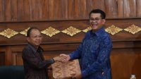 DEWA Mahayadnya menyerahkan PU Fraksi-fraksi DPRD Bali kepada Gubernur Koster, Senin (11/8/2025). Foto: ist DEWA Mahayadnya menyerahkan PU Fraksi-fraksi DPRD Bali kepada Gubernur Koster, Senin (11/8/2025). Foto: ist