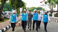 DIREKTUR Utama PLN, Darmawan Prasodjo (ketiga dari kanan) didampingi Direktur Distribusi PLN, Arsyadany G. Akmalaputri (kanan), General Manager PLN UID Jakarta Raya, Moch. Andy Adchaminoerdin (kedua dari kiri), dan Kepala Bagian Bangunan Sekretariat Presiden, Andi Firdaus (ketiga dari kiri) saat meninjau kelistrikan kawasan Istana Merdeka yang menjadi venue Upacara HUT ke-80 Kemerdekaan RI. Foto: ist DIREKTUR Utama PLN, Darmawan Prasodjo (ketiga dari kanan) didampingi Direktur Distribusi PLN, Arsyadany G. Akmalaputri (kanan), General Manager PLN UID Jakarta Raya, Moch. Andy Adchaminoerdin (kedua dari kiri), dan Kepala Bagian Bangunan Sekretariat Presiden, Andi Firdaus (ketiga dari kiri) saat meninjau kelistrikan kawasan Istana Merdeka yang menjadi venue Upacara HUT ke-80 Kemerdekaan RI. Foto: ist