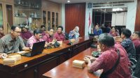 DISKOMINFO Kabupaten Gianyar bersama wartawan mengunjungi Dinas Komunikasi dan Informatika Kota Surabaya. Foto: ist DISKOMINFO Kabupaten Gianyar bersama wartawan mengunjungi Dinas Komunikasi dan Informatika Kota Surabaya. Foto: ist