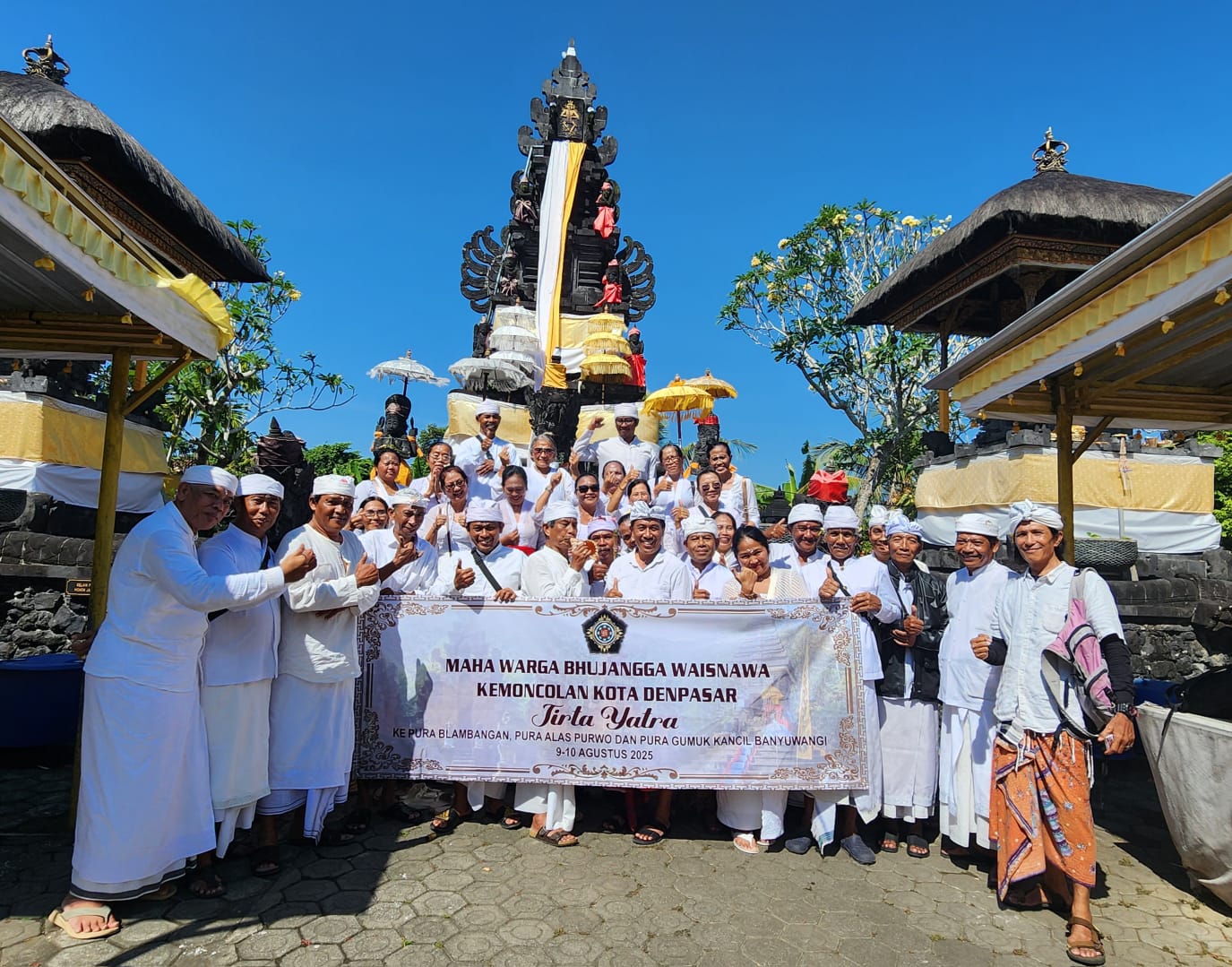 MAHA Warga Bhujangga Waisnawa Kemoncolan Kota Denpasar menyelenggarakan kegiatan tirta yatra ke Banyuwangi, Jawa Timur, Sabtu-Minggu (9-10/8/2025). Foto: ist