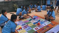 MURID SMP Sapta Andika Denpasar menikmati belajar melalui permainan ular tangga. Foto: ist MURID SMP Sapta Andika Denpasar menikmati belajar melalui permainan ular tangga. Foto: ist