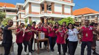 Plt. Kepala SMPN 17 Denpasar, Ni Nengah Sujani; bersama Ketua Komite I Putu Putra Sasmitha; para guru dan pegawai SMPN 17 Denpasar, menunjukkan jari kelingking dengan tinta usai memberikan suaranya pada Pemilihan Ketua OSIS SMPN 17 Denpasar, Jumat (22/8/2025). Foto: ist Plt. Kepala SMPN 17 Denpasar, Ni Nengah Sujani; bersama Ketua Komite I Putu Putra Sasmitha; para guru dan pegawai SMPN 17 Denpasar, menunjukkan jari kelingking dengan tinta usai memberikan suaranya pada Pemilihan Ketua OSIS SMPN 17 Denpasar, Jumat (22/8/2025). Foto: ist