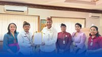 KETUA BAN PDM Provinsi Bali yang diwakili Mohammad Sahlan (Anggota) bersama Kadisdikpora Kota Denpasar, AA Gede Wiratama, menunjukkan MoU kemitraan antara BAN PDM Bali dengan Disdikpora Denpasar dalam memperkuat tugas pokok dan fungsi masing-masing lembaga guna mendukung peningkatan mutu pendidikan di Kota Denpasar. Foto: ist KETUA BAN PDM Provinsi Bali yang diwakili Mohammad Sahlan (Anggota) bersama Kadisdikpora Kota Denpasar, AA Gede Wiratama, menunjukkan MoU kemitraan antara BAN PDM Bali dengan Disdikpora Denpasar dalam memperkuat tugas pokok dan fungsi masing-masing lembaga guna mendukung peningkatan mutu pendidikan di Kota Denpasar. Foto: ist