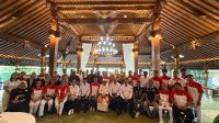 KEPALA Badan Kesbangpol Kota Denpasar, A.A. Ngurah Gede Darma Putra, foto bersama Perhimpunan Indonesia Tionghoa (Inti) Denpasar serta etnis lain dan pengurus FPK usai tatap muka dan dialog kerukunan antar paguyuban yang digelar FPK Kota Denpasar, Sabtu (23/8/2025). Foto: ist KEPALA Badan Kesbangpol Kota Denpasar, A.A. Ngurah Gede Darma Putra, foto bersama Perhimpunan Indonesia Tionghoa (Inti) Denpasar serta etnis lain dan pengurus FPK usai tatap muka dan dialog kerukunan antar paguyuban yang digelar FPK Kota Denpasar, Sabtu (23/8/2025). Foto: ist