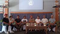 INISIATOR pameran, Kardi Suteja, bersama beberapa pelukis lokal yang ikut pameran. Foto: ist INISIATOR pameran, Kardi Suteja, bersama beberapa pelukis lokal yang ikut pameran. Foto: ist