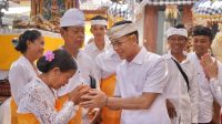 UMAT Hindu di Nusa Penida menyalami Bupati Made Satria saat menghadiri Karya Ngenteg Linggih Kemulan Tangkas Kori Agung di Banjar Sidewayah, Desa Adat Panca Mandala Gita, Nusa Penida. Foto: ist UMAT Hindu di Nusa Penida menyalami Bupati Made Satria saat menghadiri Karya Ngenteg Linggih Kemulan Tangkas Kori Agung di Banjar Sidewayah, Desa Adat Panca Mandala Gita, Nusa Penida. Foto: ist