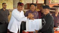 KETUA DPRD Bali, Dewa Made Mahayadnya (kiri), menyerahkan dear raperda transportasi pariwisata kepada Made Darmayasa selaku Koordinator FPDPB Bali usai audiensi di wantilan DPRD Bali, Senin (25/8/2025). Foto: ist KETUA DPRD Bali, Dewa Made Mahayadnya (kiri), menyerahkan dear raperda transportasi pariwisata kepada Made Darmayasa selaku Koordinator FPDPB Bali usai audiensi di wantilan DPRD Bali, Senin (25/8/2025). Foto: ist