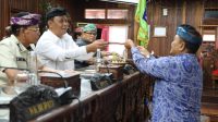 KETUA DPRD Klungkung, Anak Agung Gede Anom, menerima pandangan fraksi di DPRD Klungkung dalam rapat paripurna, Senin (25/8/2025). Foto: ist KETUA DPRD Klungkung, Anak Agung Gede Anom, menerima pandangan fraksi di DPRD Klungkung dalam rapat paripurna, Senin (25/8/2025). Foto: ist