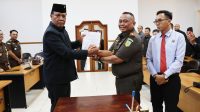 KETUA DPRD Klungkung, Anak Agung Gde Anom; bersama Kajari Klungkung, I Wayan Suardi, memperlihatkan MoU Penanganan Masalah Hukum Bidang Perdata dan TUN, Selasa (12/8/2025) di Ruang Rapat Sabha Mandala. Foto: ist KETUA DPRD Klungkung, Anak Agung Gde Anom; bersama Kajari Klungkung, I Wayan Suardi, memperlihatkan MoU Penanganan Masalah Hukum Bidang Perdata dan TUN, Selasa (12/8/2025) di Ruang Rapat Sabha Mandala. Foto: ist