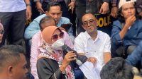 KETUA DPRD NTB, Isvie Rupaeda, saat menemui ribuan pengunjuk rasa di halaman kantor DPRD NTB. Foto: ist KETUA DPRD NTB, Isvie Rupaeda, saat menemui ribuan pengunjuk rasa di halaman kantor DPRD NTB. Foto: ist