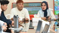 KETUA KPU Bali, I Dewa Agung Gede Lidartawan (kiri); saat mendampingi anggota KPU RI, Iffa Rosita, saat memberi pengarahan dalam rapat penguatan SPIP melalui jaringan di KPU Bali, bersama KPU kabupaten/kota se-Bali, Kamis (28/8/2025). Foto: ist KETUA KPU Bali, I Dewa Agung Gede Lidartawan (kiri); saat mendampingi anggota KPU RI, Iffa Rosita, saat memberi pengarahan dalam rapat penguatan SPIP melalui jaringan di KPU Bali, bersama KPU kabupaten/kota se-Bali, Kamis (28/8/2025). Foto: ist