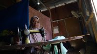 ZAHARA, seorang penjahit asal Gampong Pande, Banda Aceh, kini bisa menjahit dan mengembangkan usahanya setelah mendapatkan sambungan listrik mandiri melalui program Light Up The Dream PLN. Foto: ist ZAHARA, seorang penjahit asal Gampong Pande, Banda Aceh, kini bisa menjahit dan mengembangkan usahanya setelah mendapatkan sambungan listrik mandiri melalui program Light Up The Dream PLN. Foto: ist
