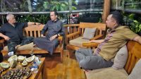 MANTAN Gubernur NTB dua periode, TGB Zainul Majdi (tengah); bersama mantan Gubernur Zulkieflimansyah saat sowan ke kediaman Ketua DPD PDIP NTB, Rachmat Hidayat (kiri), beberapa waktu lalu. Foto: ist MANTAN Gubernur NTB dua periode, TGB Zainul Majdi (tengah); bersama mantan Gubernur Zulkieflimansyah saat sowan ke kediaman Ketua DPD PDIP NTB, Rachmat Hidayat (kiri), beberapa waktu lalu. Foto: ist
